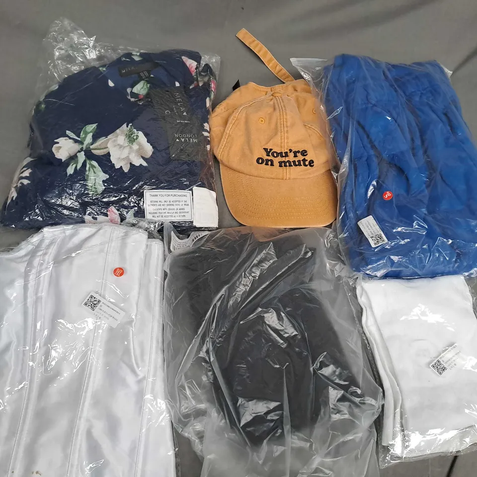 APPROXIMATELY 25 ASSORTED CLOTHING ITEMS IN VARIOUS SIZES TO INCLUDE CAP, JOGGERS, SOCKS, ETC
