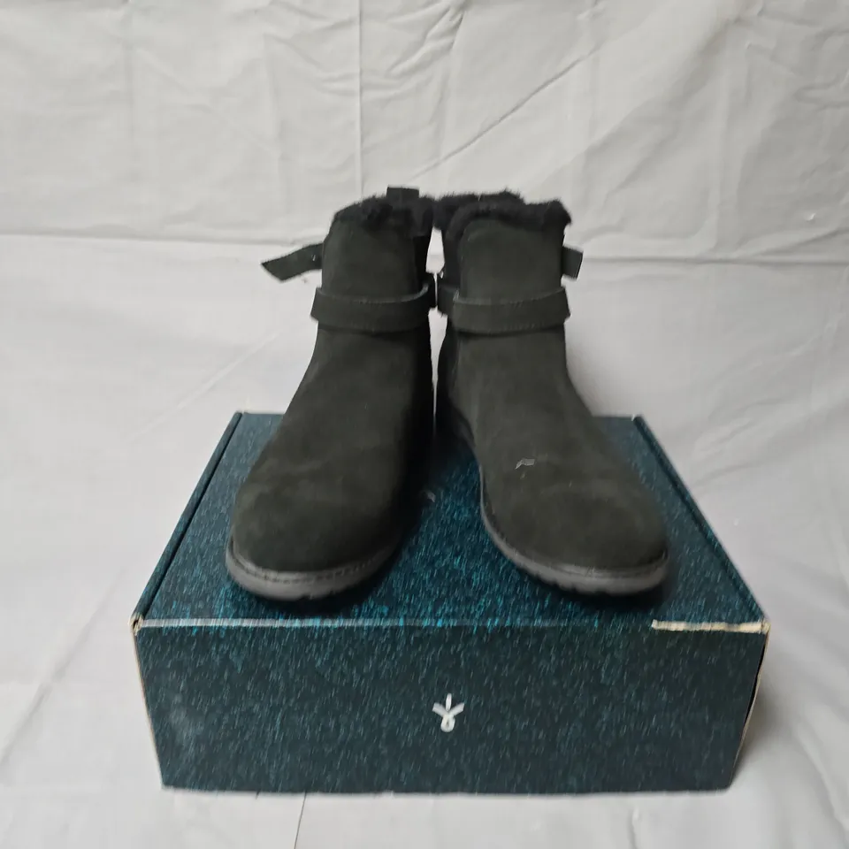 EMU AUSTRALIA BLACK SUEDE ANKLE BOOTS WITH FUR LINING (W9/M8) – BOXED