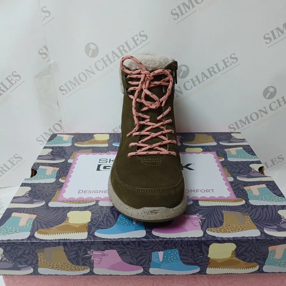 BOXED PAIR OF SKECHERS GLACIAL ULTRA BOOTS OLIVE SIZE 4