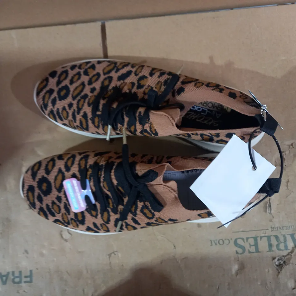 SKECHERS ULTRA FLEX SAFARI TOUR LEOPARD DECO SLIP ON TRAINERS - UK 6