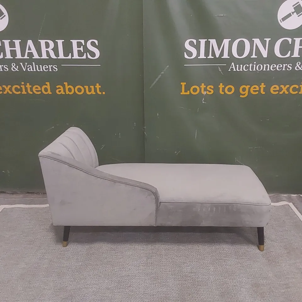 QUALITY EX-SHOWROOM CHAISE LONGUE UPHOLSTERED IN SOFT GREY FABRIC 