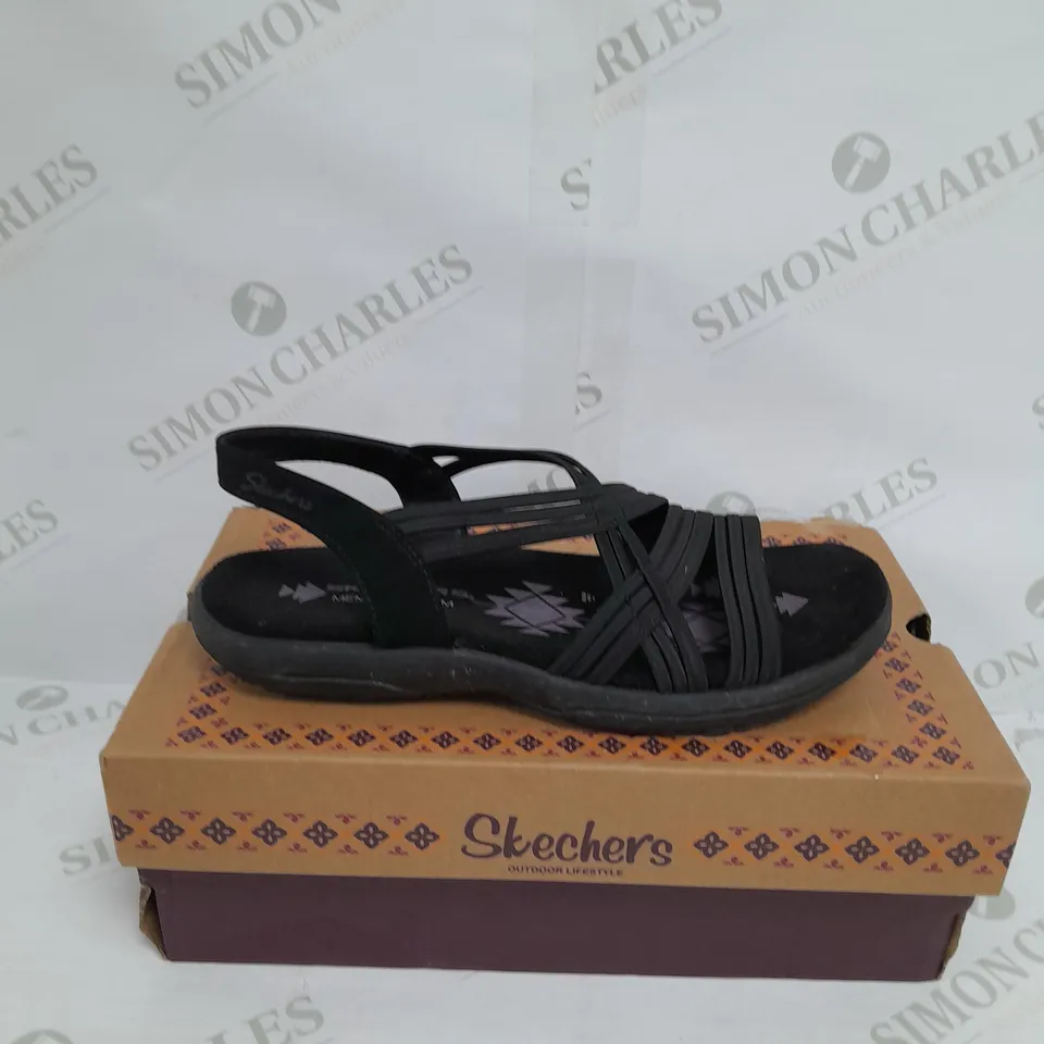 BOXED PAIR OF SKECHERS REGGAE SLIM SIMPLY STRETCH BLACK SANDALS - SIZE 5