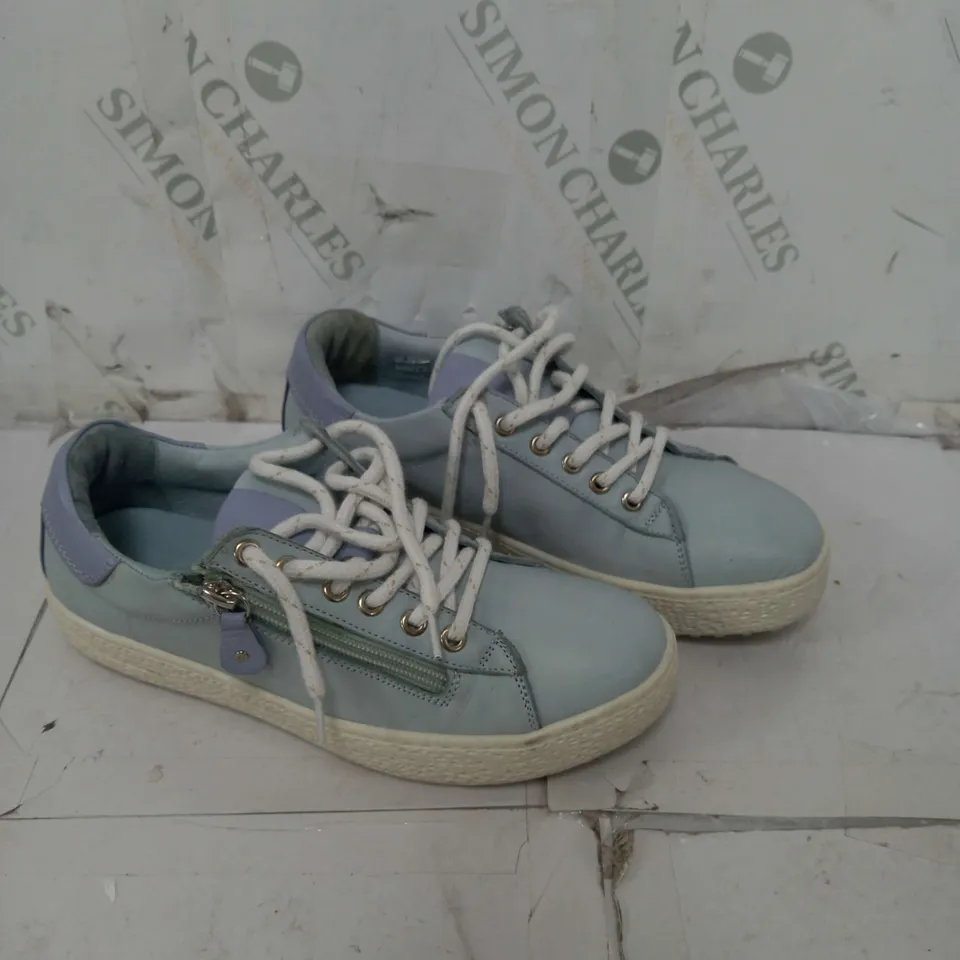 ADESSE ZIP LACE TRAINERS IN BLUE/WHITE - 5
