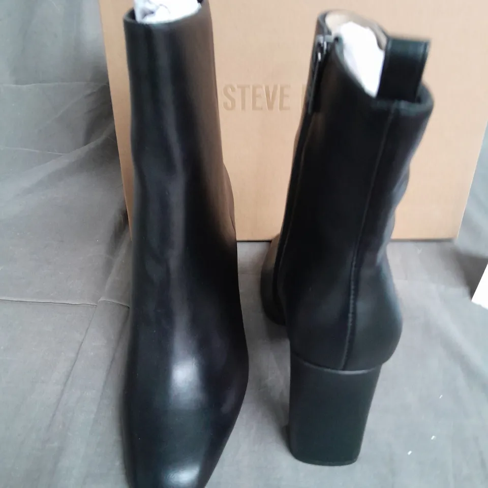BOXED PAIR OF STEVE MADDEN ADELISA BLACK BOOTS - UK 9