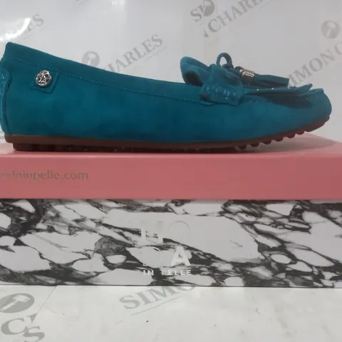 BOXED PAIR OF MODA IN PELLE ETHELIA SUEDE SHOES IN TEAL SIZE 6