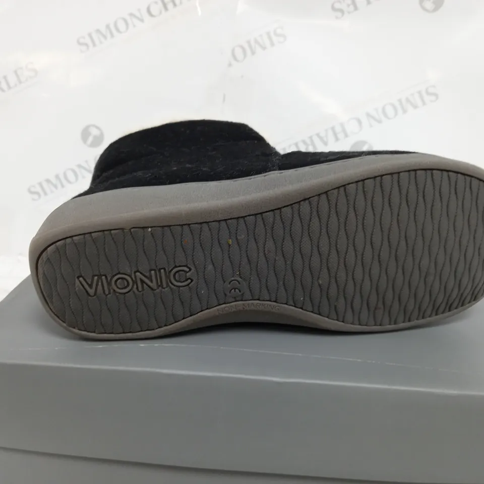 BOXED PAIR OF VIONIC BELIEVE SLIPPERS IN BLACK SIZE 5