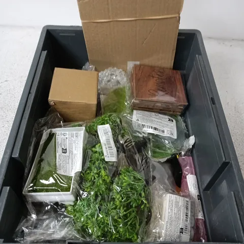 BOX CONTAINING A MIX OF APPROXIMATELY 12 ASSORTED HOUSEHOLD ITEMS INCLUDING PLASTIC BONZAI TREE, KEEPER GLOVE SPONGE ETC. 