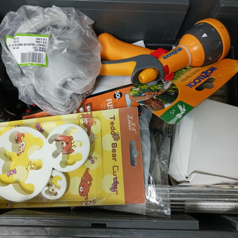 APPROXIMATELY 15 ASSORTED HOUSEHOLD ITEMS TO INCLUDE COPPER TORCH, DOOR HANDLE ALARM, HOZELOCK MULTI SPRAY, ETC