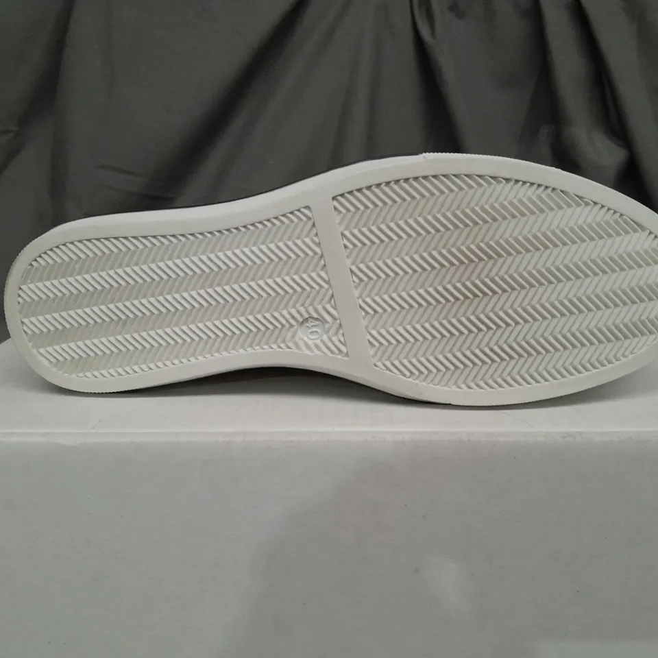 BOXED PAIR OF MODA IN PELLE ASTRIPE CREAM LEATHER TRAINERS - SIZE 7