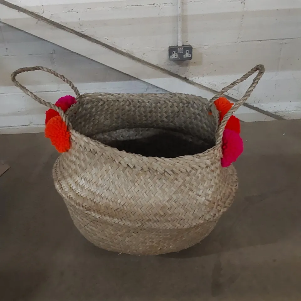 MEDIUM POM POM SEAGRASS BASKET 