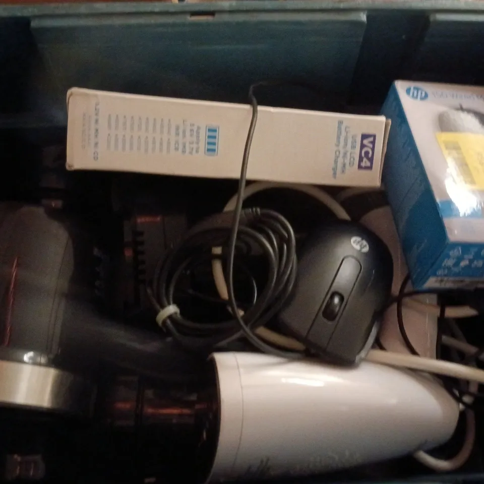 APPROXIMATELY 6 ASSORTED ELECTRICAL PRODUCTS TO INCLUDE BATTERY CHARGER, HP MOUSE, HANDHELD GARMENT STEAMER, ETC