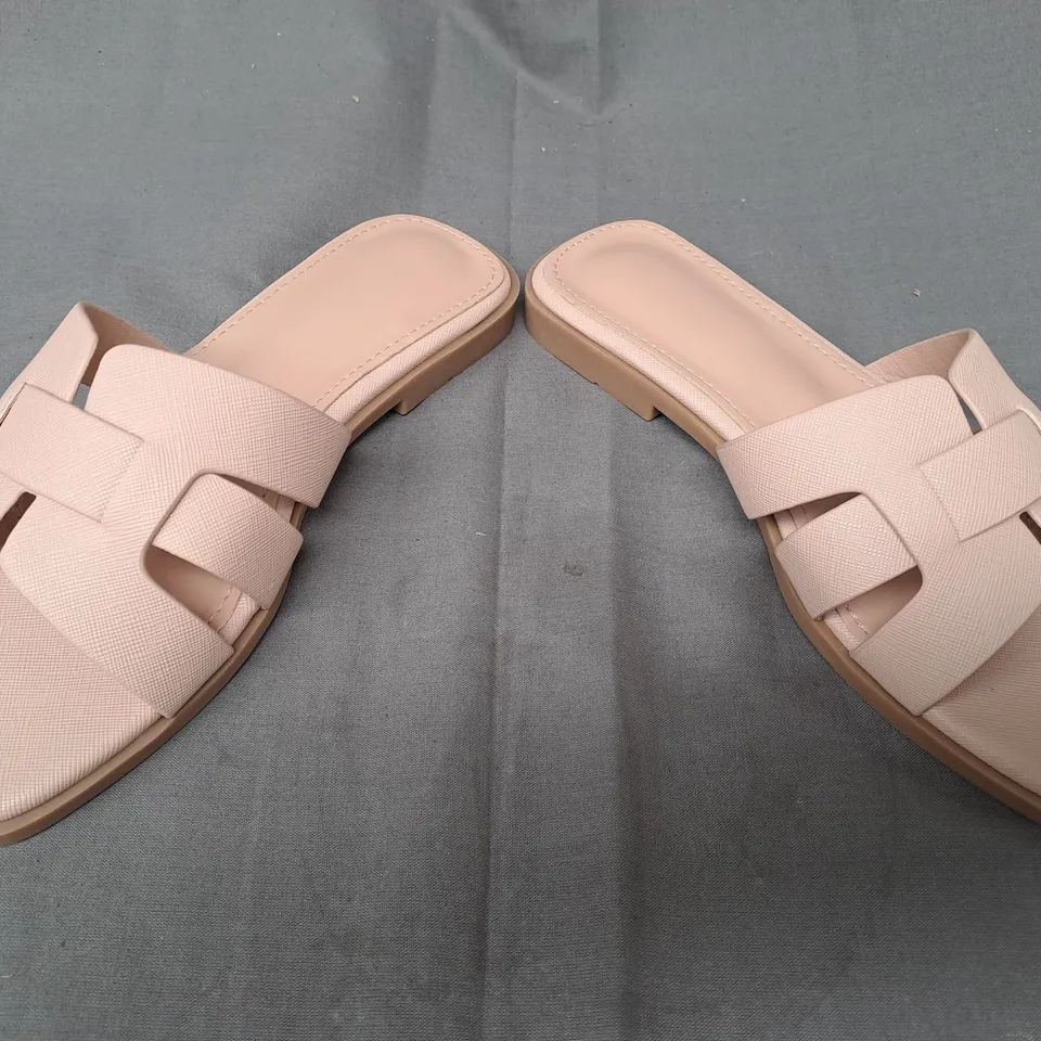 BOXED PAIR OF DESIGNER OPEN TOE SANDALS IN BLUSH EU SIZE 35