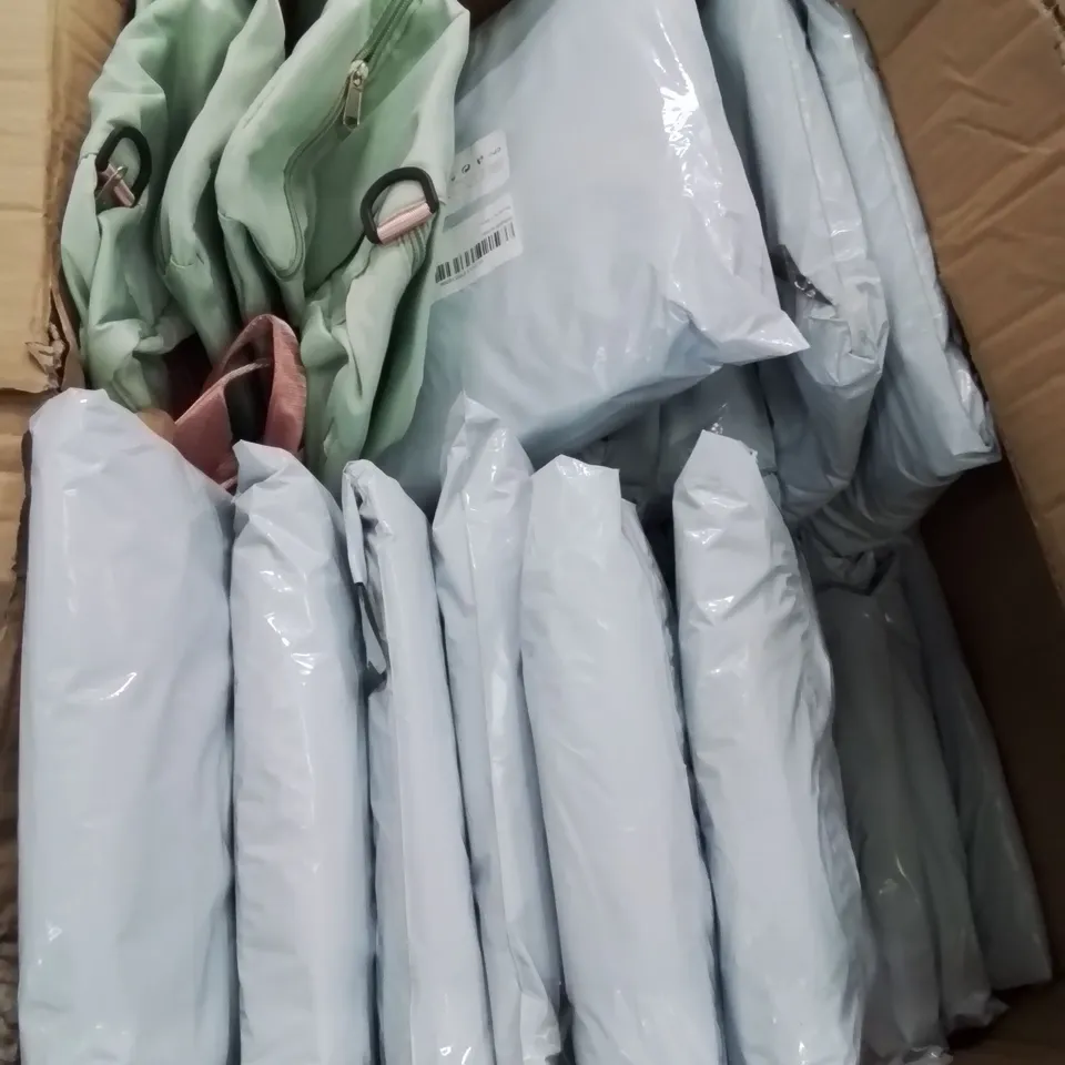 BOX CONTAINING LARGE AMOUNT OF TRAVEL BAGS