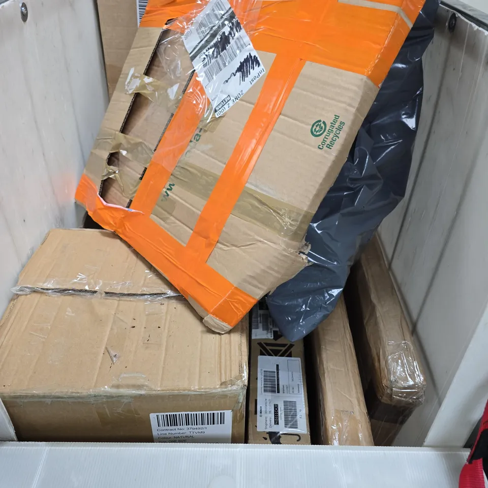 APPROXIMATELY 7 ASSORTED HOUSEHOLD PRODUCTS TO INCLUDE HOME DECOR, CERAMIC HOB ETC 