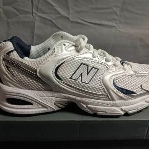 BOXED PAIR OF NEW BALANCE MR530SG TRAINING SHOES – WHITE/ NAVY - UK SIZE 5