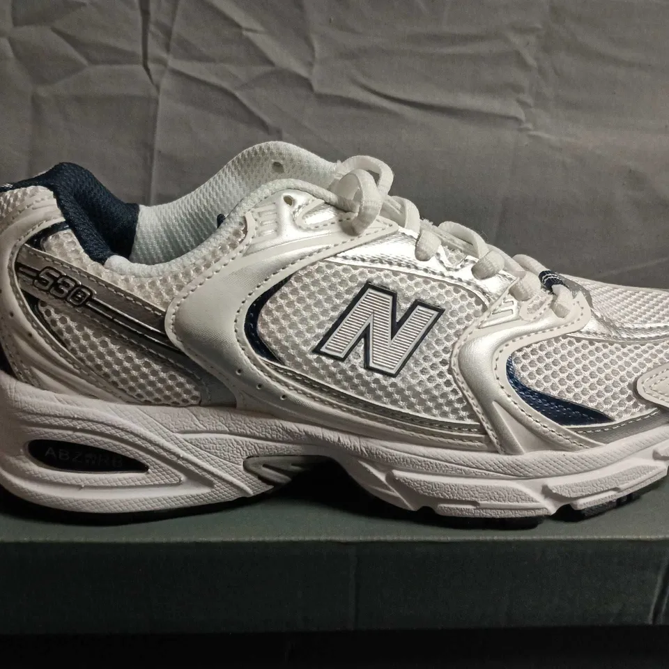 BOXED PAIR OF NEW BALANCE MR530SG TRAINING SHOES – WHITE/ NAVY - UK SIZE 5