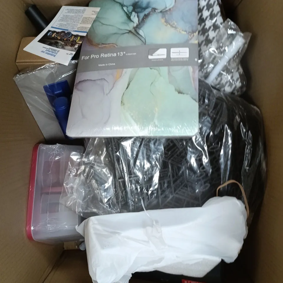 APPROXIMATELY 10 ASSORTED HOUSEHOLD PRODUCTS TO INCLUDE STORAGE BOXES, PROTECTIVE CASE, HOME DECOR ETC