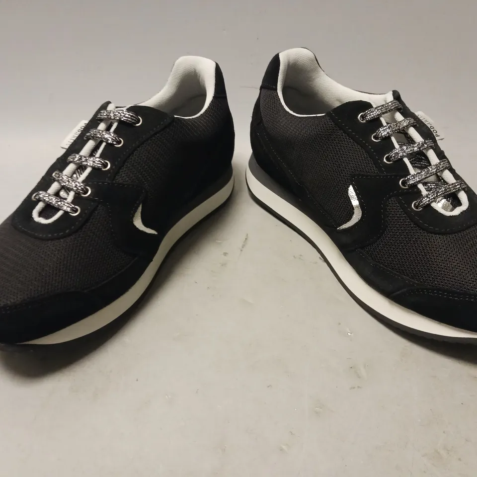 BOXED PAIR OF ACTIVITY BY PODARTIS SHOE SIN BLACK/WHITE UK SIZE 5