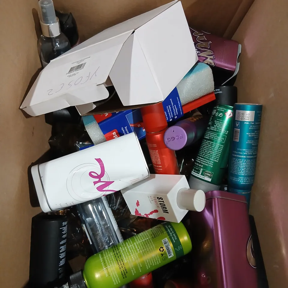 APPROXIMATELY 30 ASSORTED HEALTH AND BEAUTY PRODUCTS TO INCKUDE; VERA WANG, GET CURVE, RAPPORT AND BRUT