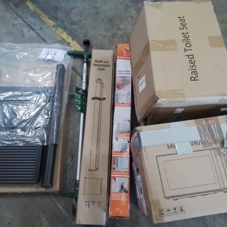 PALLET OF ASSORTED HOUSEHOLD ITEMS TO INCLUDE FOLDING STEP LADDER, RETRACTABLE SAFETY GATES AND MICROWAVE OVEN