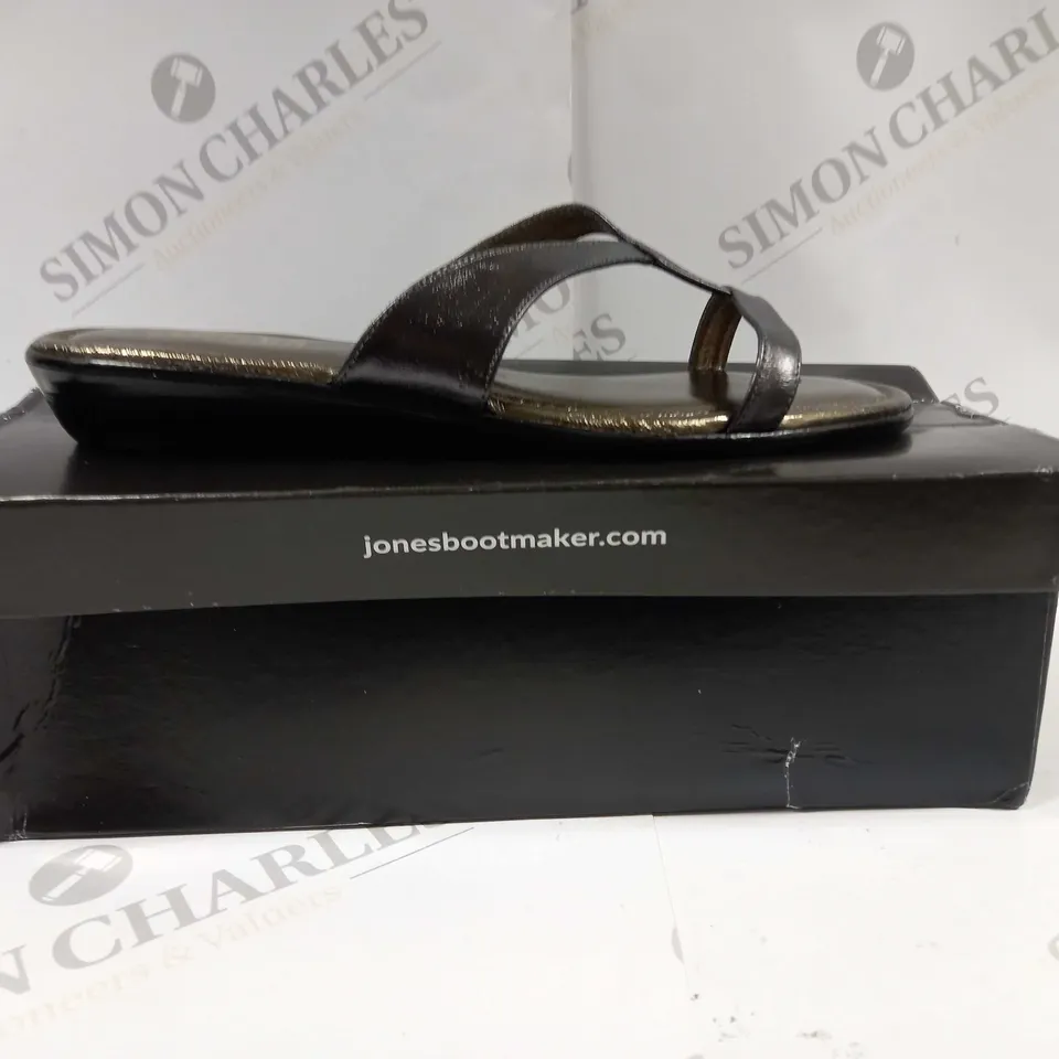 BOXED PAIR OF JONES BOOTMAKER FLAT SANDALS UK SIZE 5