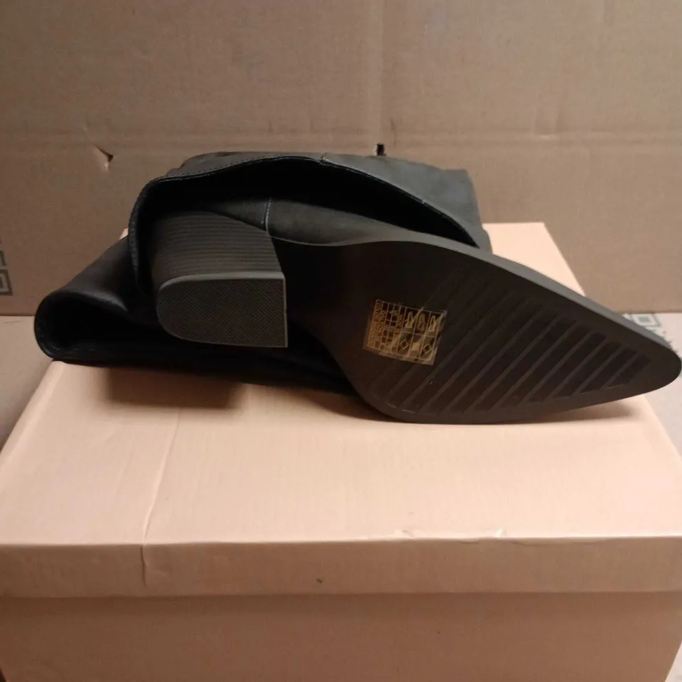 BOXED PAIR OF SIMMI LONDON KIARRA BLACK PU KNEE-HIGH BOOTS – UK 7 