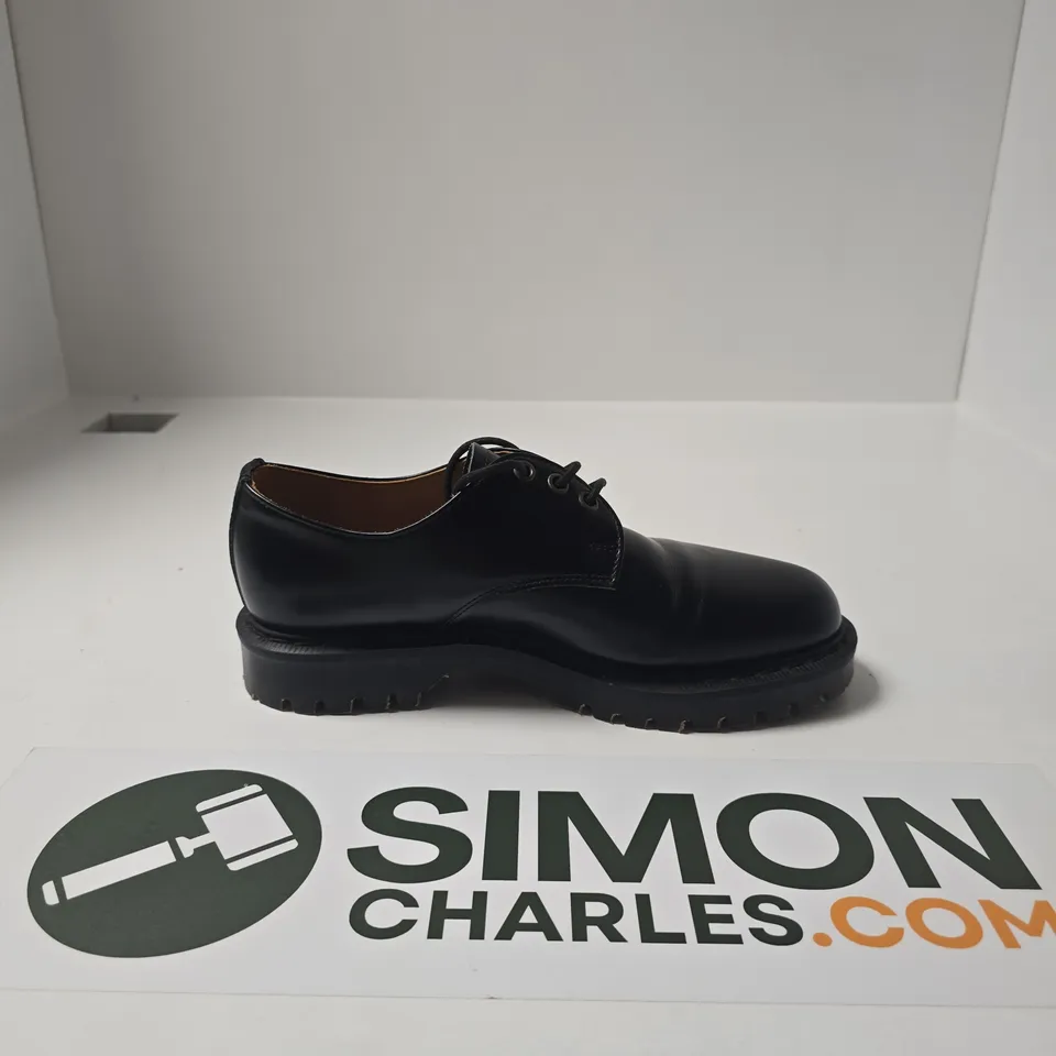 SOLOVAIR X TOAST BLACK LEATHER DERBY SHOE – LACE-UP