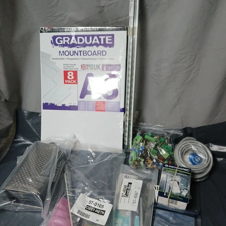 BOX OF APPROX 10 ASSORTED ITEMS TO INCLUDE CABLES, MOUNTBOARD AND DOORBELL SET