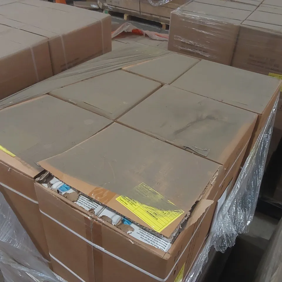 PALLET CONTAINING A VERY LARGE QUANTITY OF MEDICAL FACE MASKS
