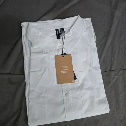 BOX OF APPROXIMATELY 15 ASSORTED CLOTHING ITEMS TO INCLUDE: WHITE SHIRT AND CELTIC SHIRT