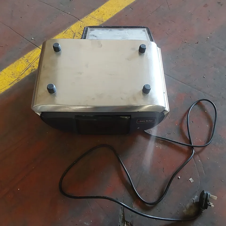 AVERY BERKEL XTI100 SCALE, LABEL AND RECEIPT PRINTING MACHINE