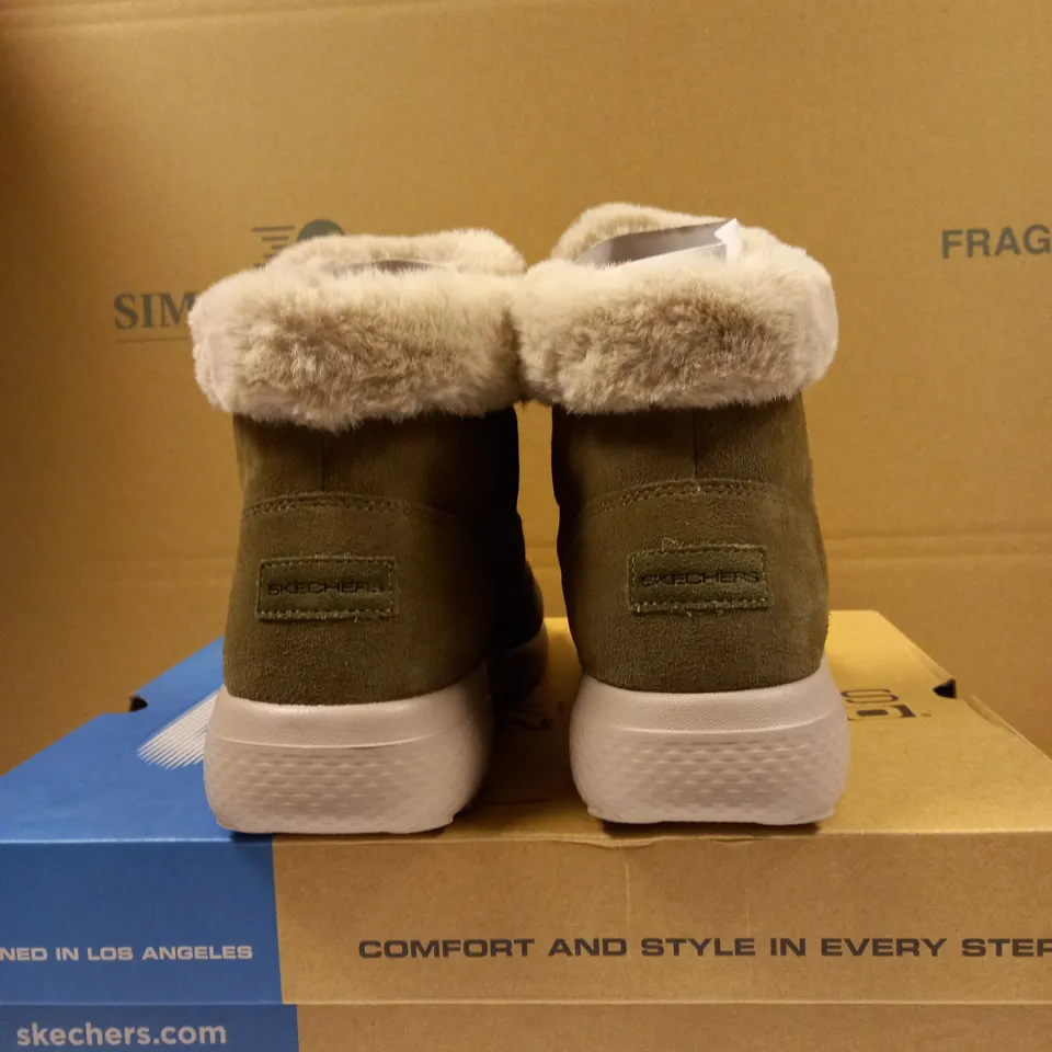 SKETCHERS ON THE GO WINTER FLING BOOT SIZE 7