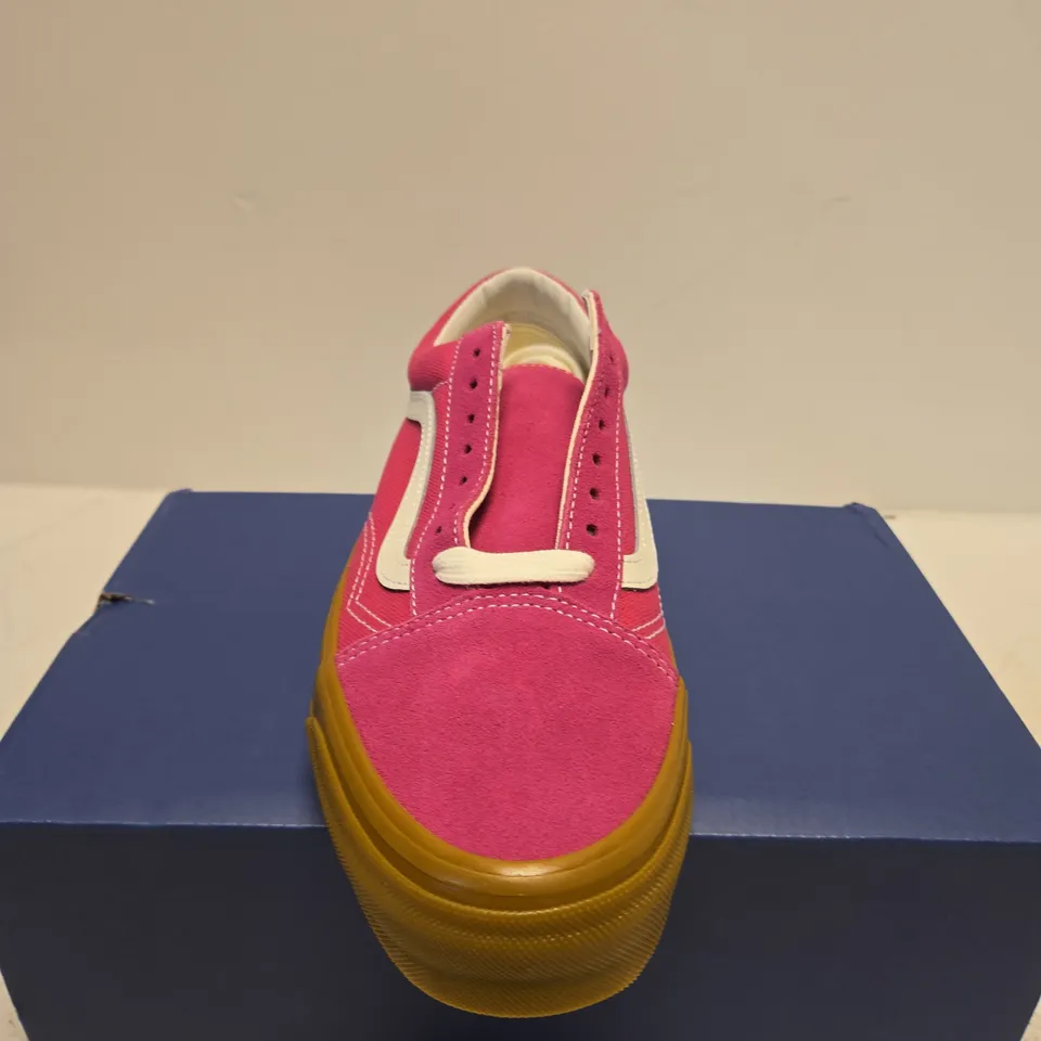 BOXED PAIR OF VANS OLD SKOOL SNEAKERS – PINK (GUM) - UK SIE 7.5