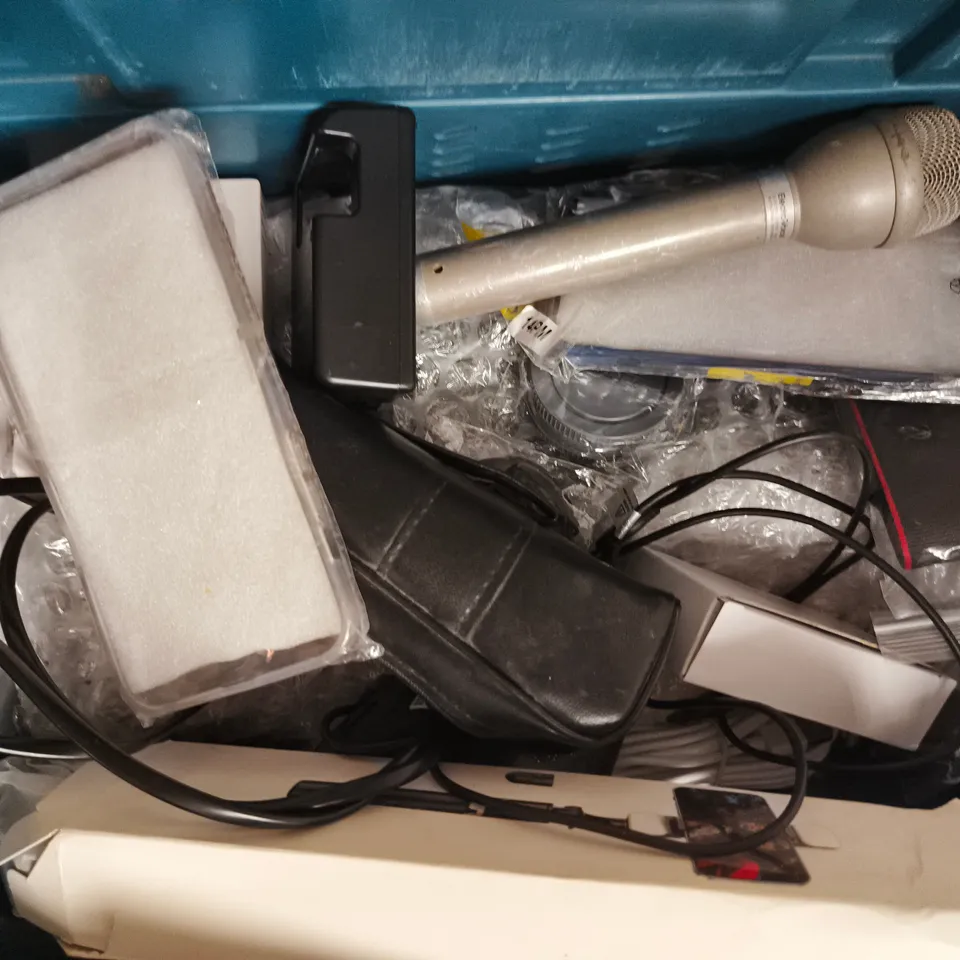 APPROXIMATELY 10 ASSORTED HOUSEHOLD ITEMS TO INCLUDE SCREEN PROTECTOR, MICROPHONE, ETC