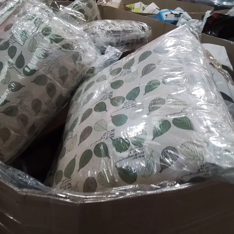PALLET CONTAINING A LARGE QUANTITY OF PILLOWS