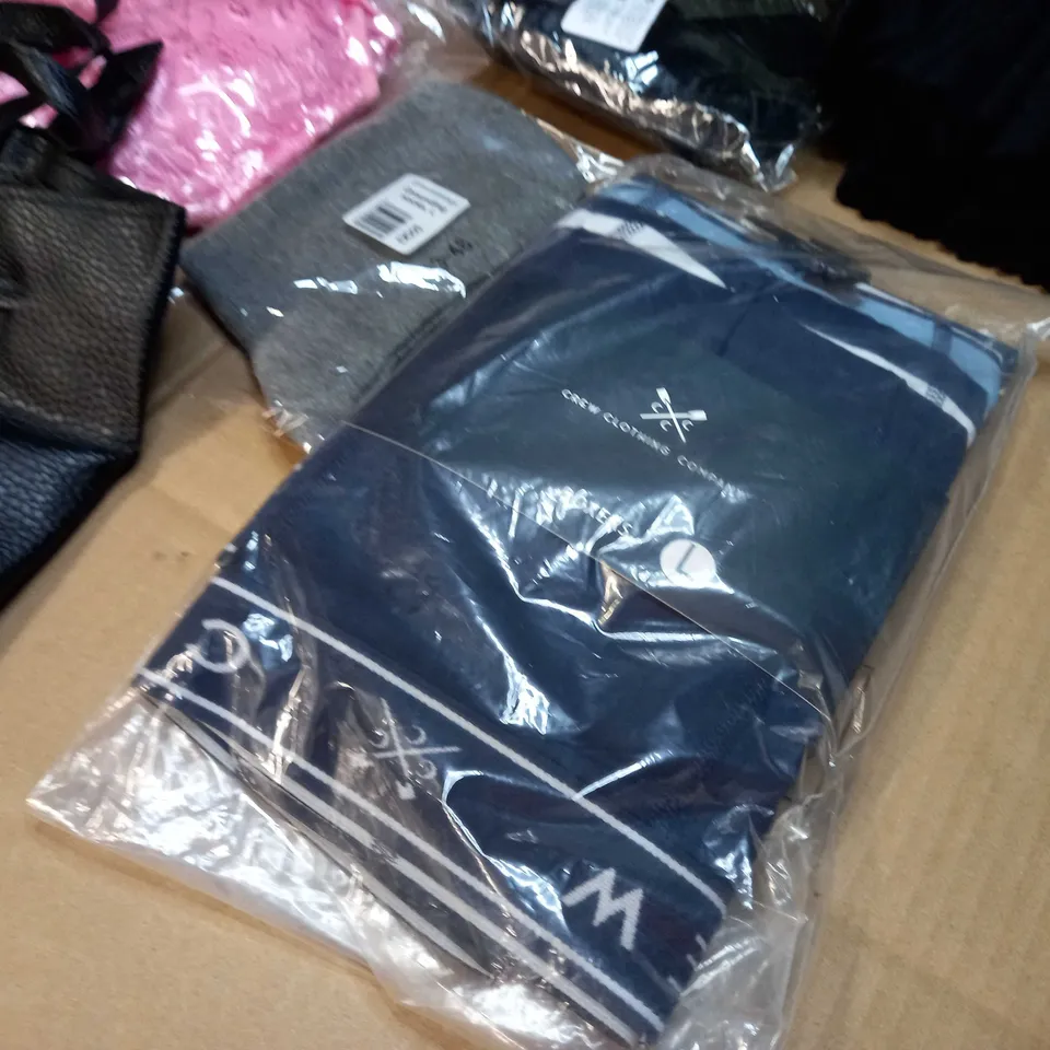 LOT OF APPROX. 15 ASSORTED CLOTHING ACCESSORIES  IN VARYING SIZES/COLOURS/STYLES TO INCLUDE: BAGS, HAT, BOXERS
