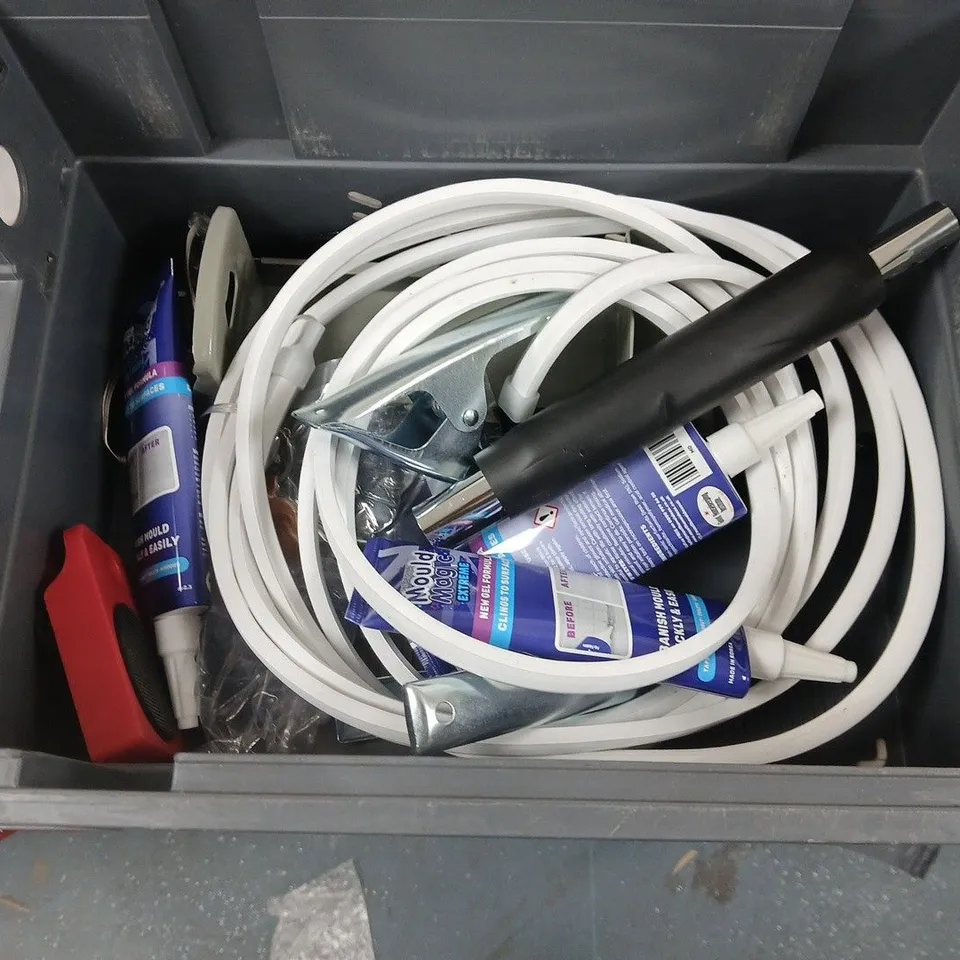 LOT OF ASSORTED HOUSEHOLD ITEMS TO INCLUDE MAGIC MOULD EXTREME, SCENT DIFFUSER AND WALL HANGER