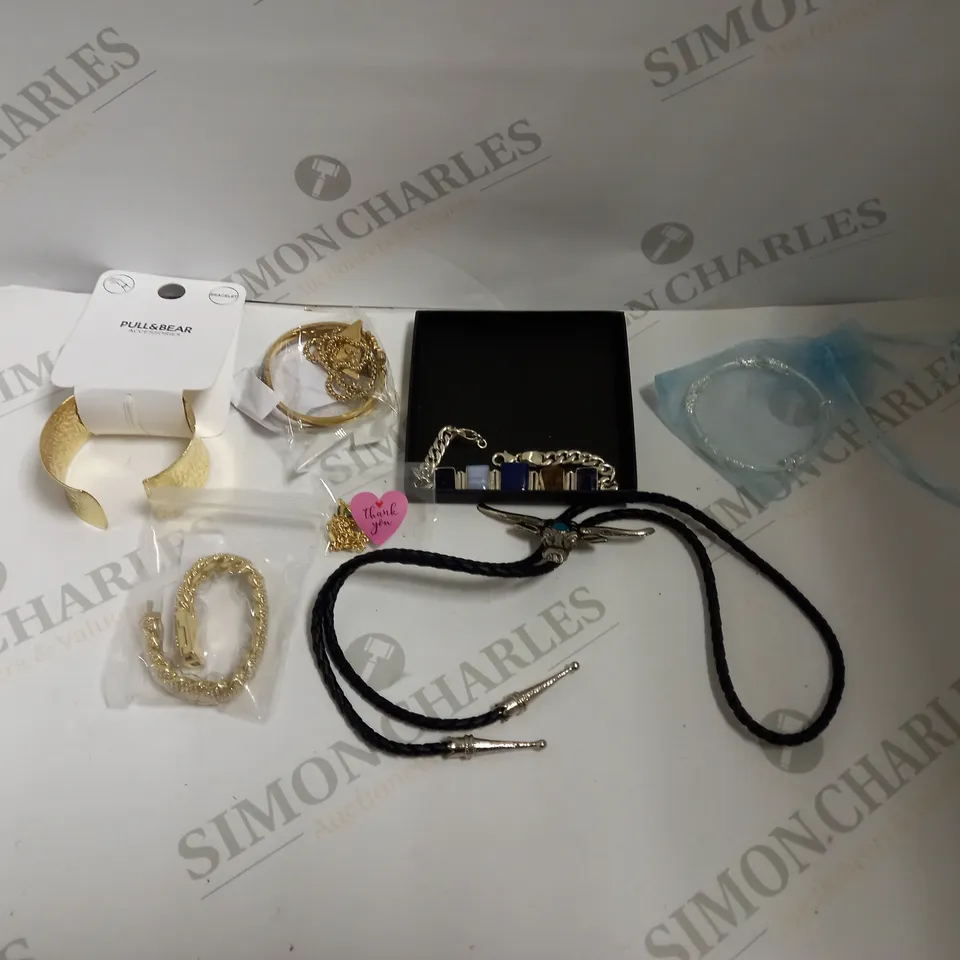 BOX OF APPROX 20 ASSORTED COSTUME JEWELLERY ITEMS INCLUDING NECKLACES, BRACELETS AND RINGS