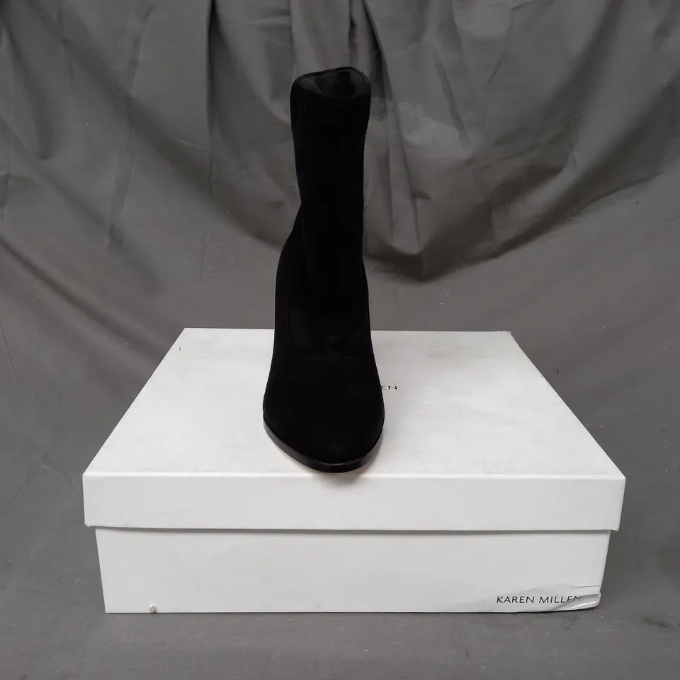 BOXED PAIR OF KAREN MILLEN SAPPHO SHORE SUEDE ANKLE BOOTS IN BLACK EU SIZE 37