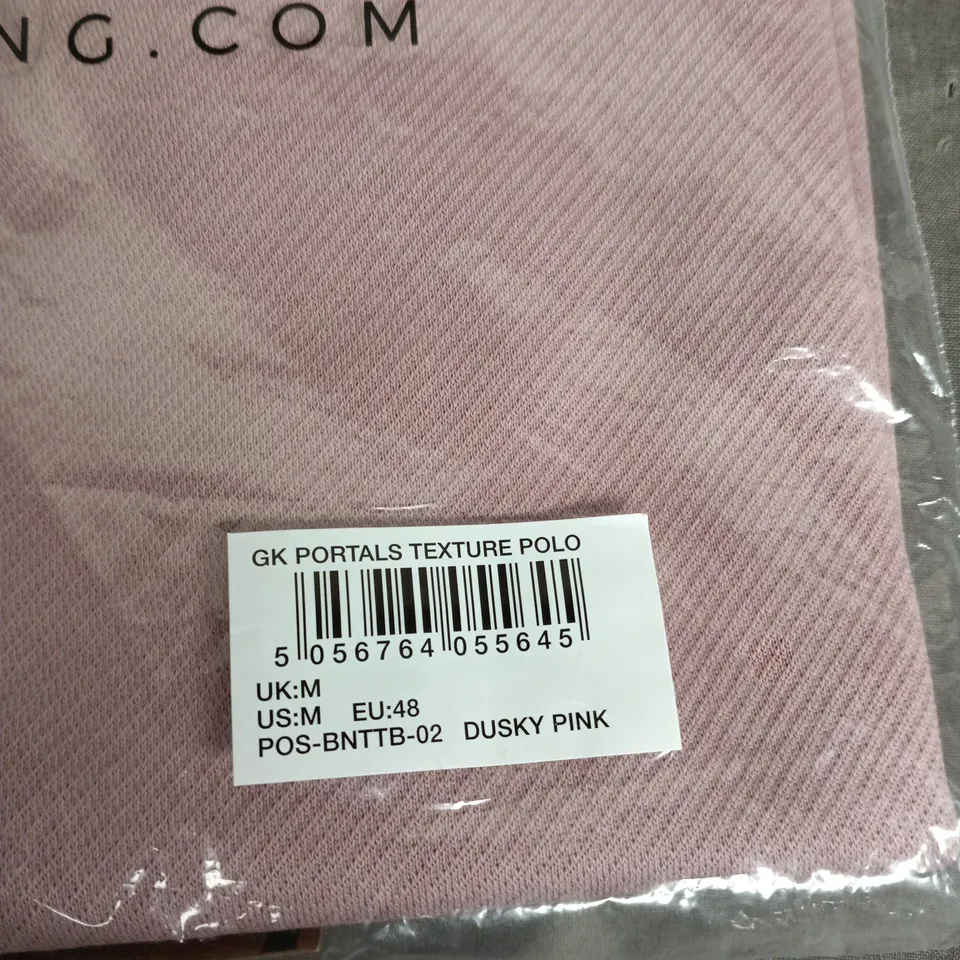 BAGGED GYM KING PORTALS TEXTURE POLO SHIRT – DUSKY PINK – UK M (US M, EU 48)