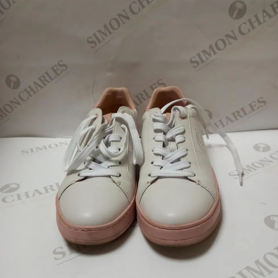 PAIR OF COACH LOWLINE LOW TOP TRAINERS SIZE 7