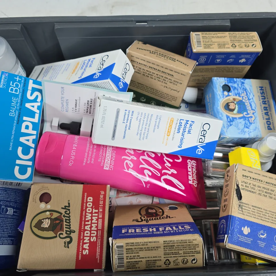 APPROXIMATELY 20 ASSORTED HEALTH & BEAUTY PRODUCTS TO INCLUDE LA ROCHE-POSAY FOAMING GEL, UMBERTO GIANNINI CONDITIONER, DR SQUATCH FRESH FALLS, ETC - COLLECTION ONLY