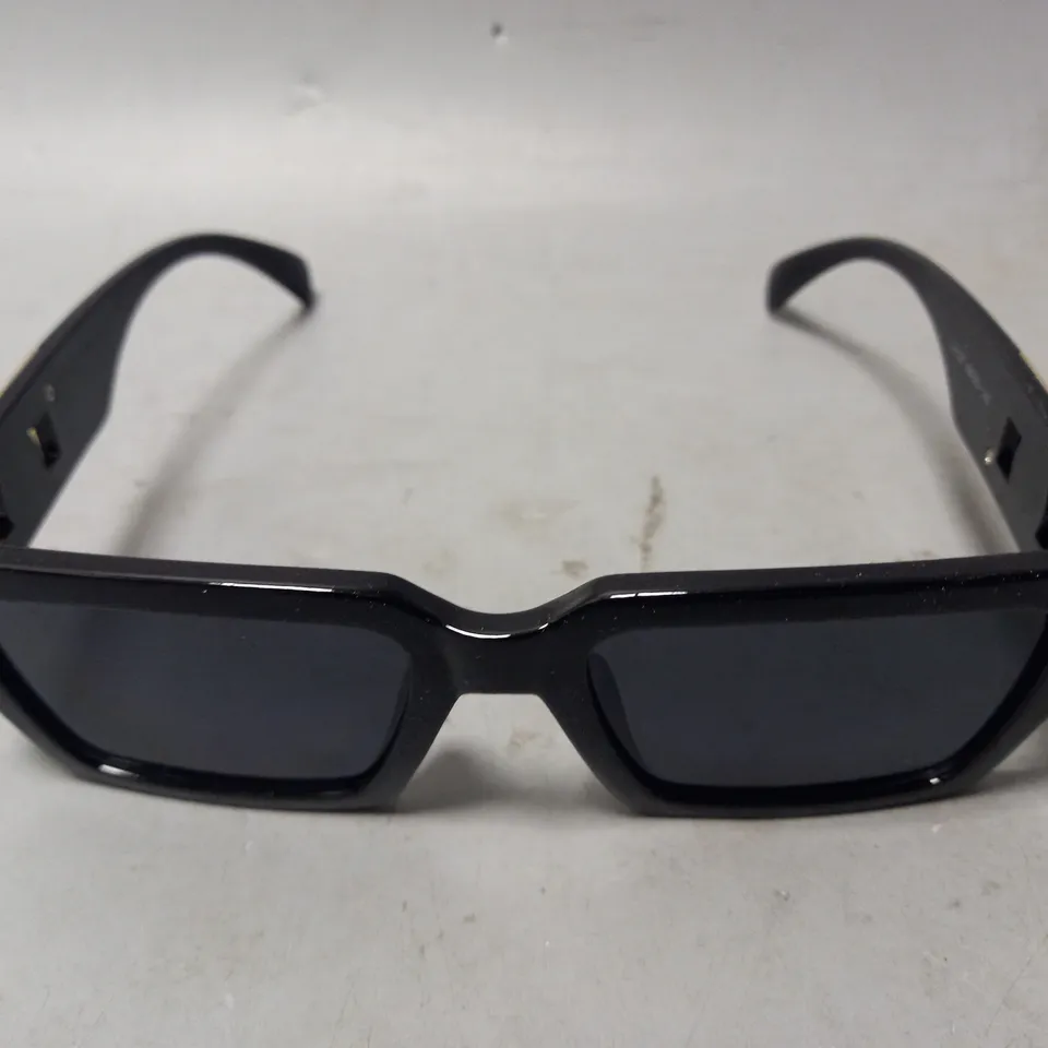 VERSACE SUNGLASSES IN BLACK W. GOLD EFFECT DETAIL