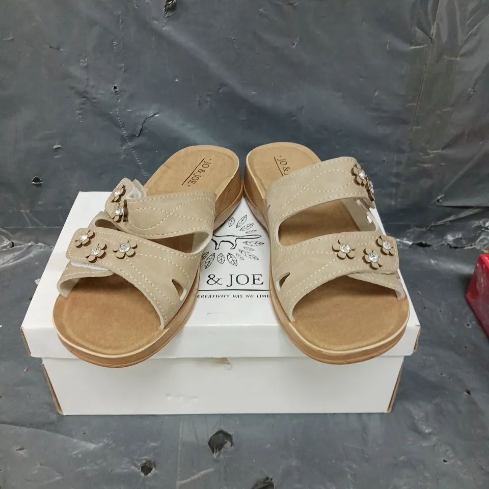 PAIR OF JO & JOE OPEN TOE SANDALS IN BROWN - 6.5