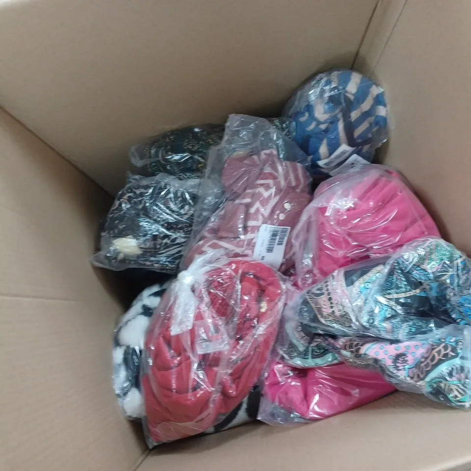 LARGE QUANTITY OF ASSORTED CLOTHING TO INCLUDE TOPS, JUMPERS, CARDIGANS, ETC