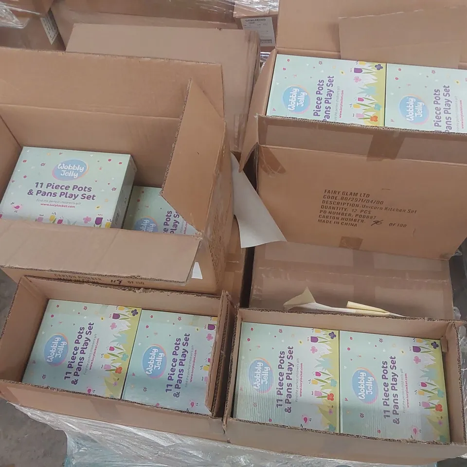 PALLET CONTAINING A VERY LARGE QUANTITY OF UNICORN PLAY COOKING SETS