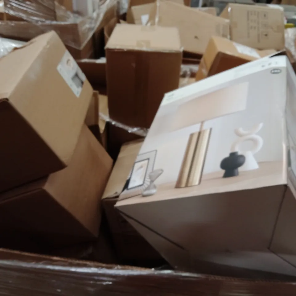 PALLET OF ASSORTED DESIGNER LIGHTING PRODUCTS TO INCLUDE;FLUSH CEILING LIGHT,ALEXIS 5 LIGHT FITTING,WALL LIGHT