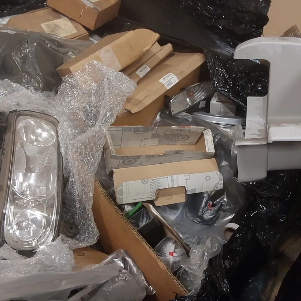 PALLET CONTAINING A LARGE QUANTITY OF ASSORTED CAR PARTS INCLUDING: HEADLIGHTS, MERCEDES-BENZ MIRROR GLASS ECT