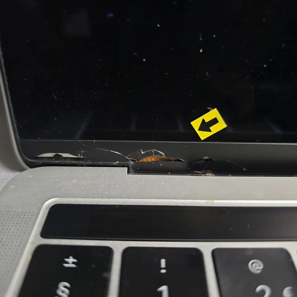 APPLE MACBOOK PRO 13-INCH (A2159 EMC 3301) – DAMAGED DISPLAY/BEZEL