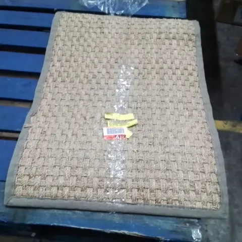 QUALITY DESIGNER AREA RUG - APPROXIMATELY 91X61